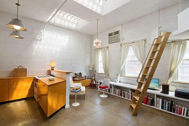 Wnętrze przytulnego apartamentu Moby'ego (fot. TMZ.com) Wnętrze przytulnego apartamentu Moby'ego (fot. TMZ.com)