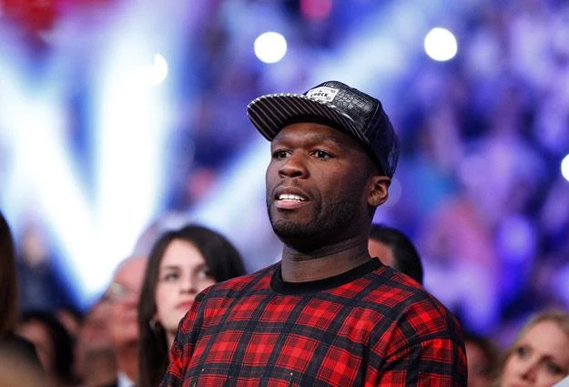 50 Cent z niedowierzaniem patrzy na listy sprzedaży (fot. Rich Schultz)