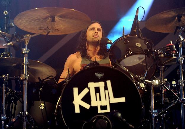 Nathan Followill podpisał się na złamanej ręce fanki fot. Kevin Winter