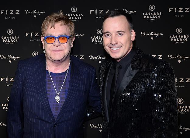 Elton John z partnerem Davidem Furnishem fot. Ethan Miller