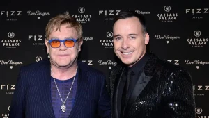 Elton John z partnerem Davidem Furnishem fot. Ethan Miller