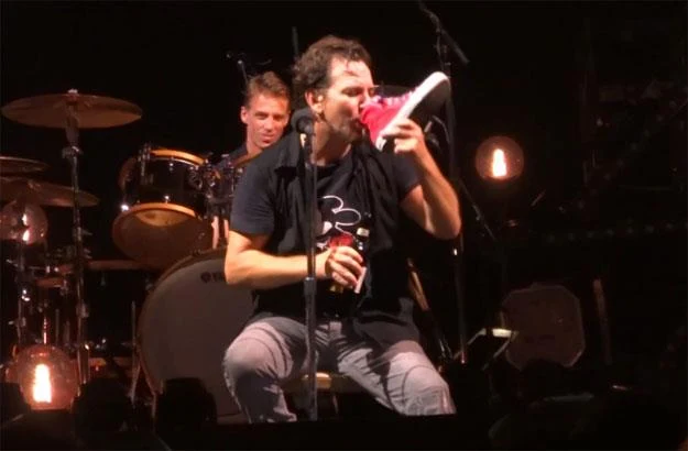 Eddiego Veddera bliskie spotkanie z butem: Mina perkusisty Matta Camerona mówi wszystko Eddiego Veddera bliskie spotkanie z butem: Mina perkusisty Matta Camerona mówi wszystko