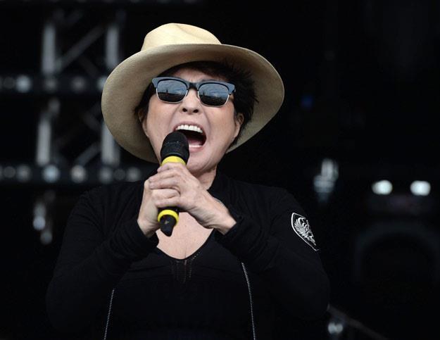 Yoko Ono wyje na największym angielskim festiwalu (fot. Brian Rasic/REX)