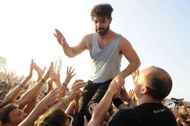 Yannis Philippakis z Foals podczas występu na Open'erze Yannis Philippakis z Foals podczas występu na Open'erze