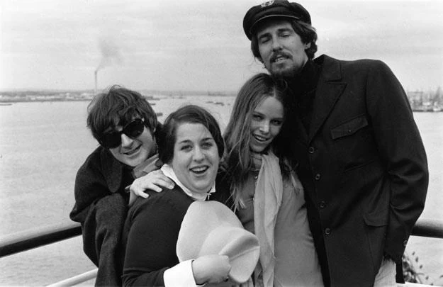 Cass Elliot (druga z lewej) z zespołem The Mamas & The Papas fot. Hulton Archive/Les Lee