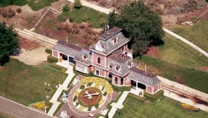 Słynny kwiatowy zegar w Neverland fot. Jason Kirk