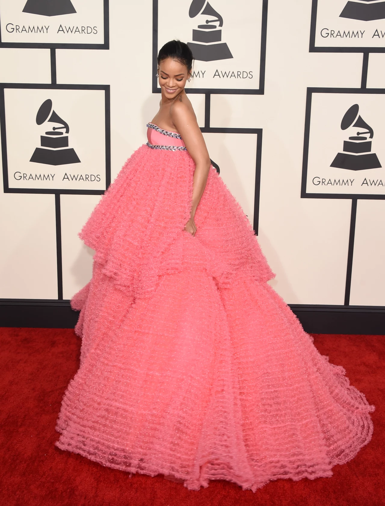 Rihanna miała na sobie kreację marki Giambattista Valli Rihanna miała na sobie kreację marki Giambattista Valli