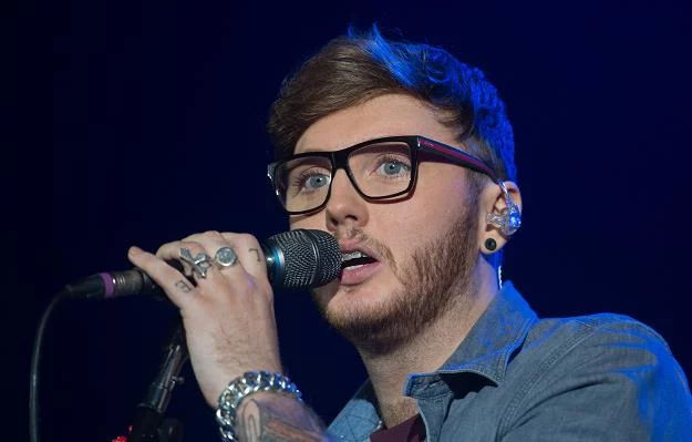 James Arthur pożegna się z okularami fot. Samir Hussein