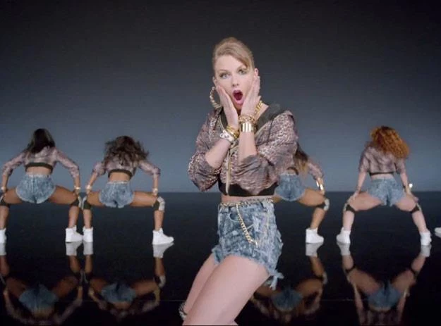 Taylor Swift w teledysku "Shake It Off"