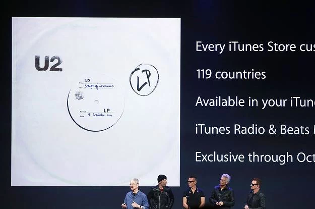 Tim Cook z Apple i muzycy U2 fot. Justin Sullivan