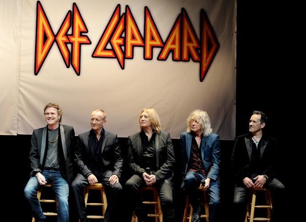 Vivian Campbell jeszcze z krótkimi włosami (pierwszy z prawej) z Def Leppard - fot. Kevin Winter