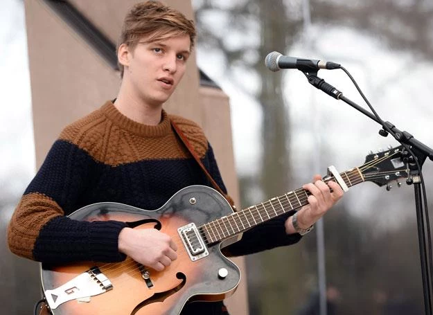 George Ezra na scenie - fot. Ian Gavan