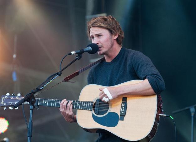 Ben Howard na scenie - fot. Zak Hussein