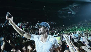 "Boski" Enrique Iglesias w otoczeniu wiernych fanów - fot. Theo Wargo