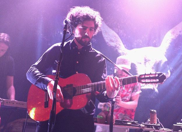 Jose Gonzalez na scenie - fot. Jason Kempin