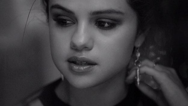 Selena Gomez w teledysku "The Heart Wants What It Wants"