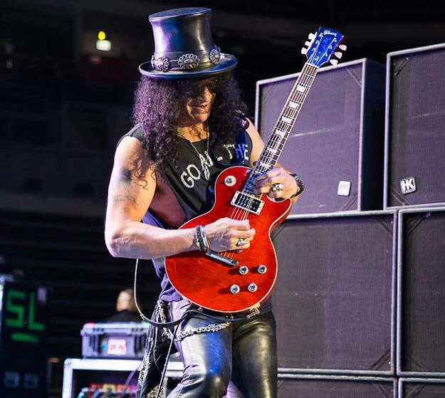 Slash podczas koncertu w Kraków Arenie