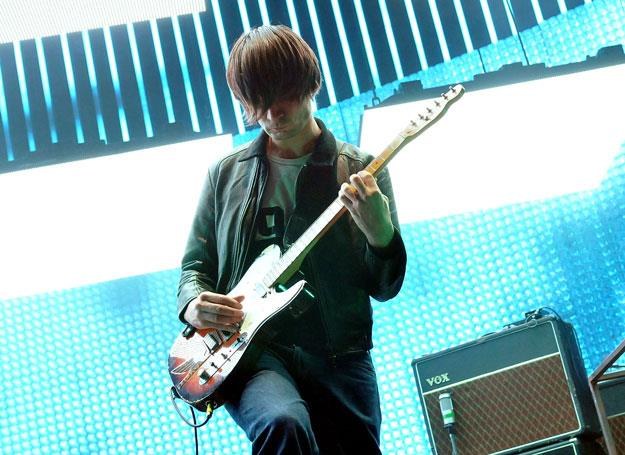 Johnny Greenwood na scenie - fot.