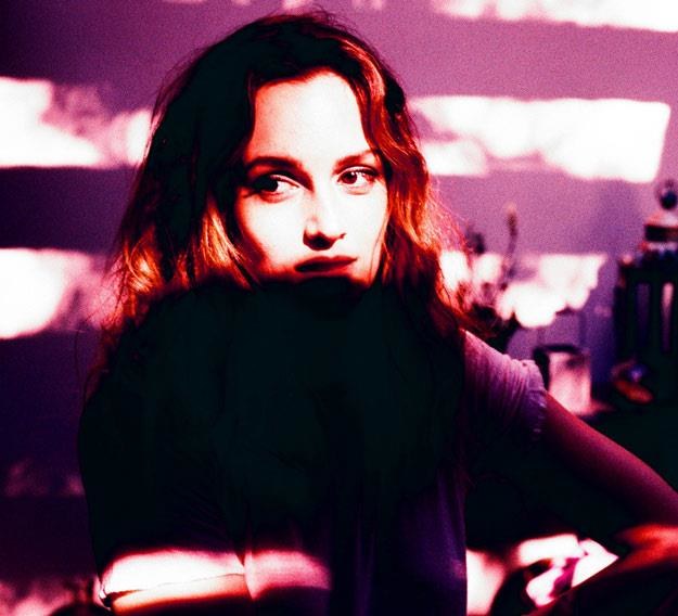 Leighton Meester na okładce albumu "Hearstrings"