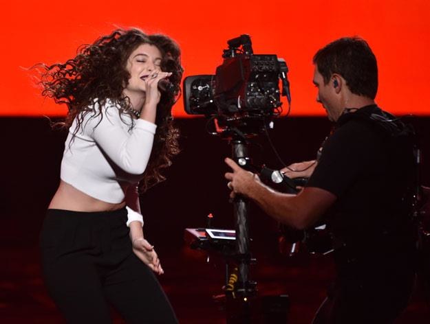 Szalona Lorde podczas występu na gali American Music Awards (fot. Kevin Winter)