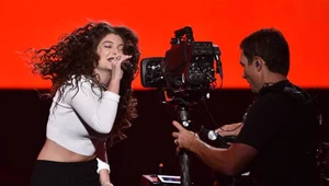 Szalona Lorde podczas występu na gali American Music Awards (fot. Kevin Winter)