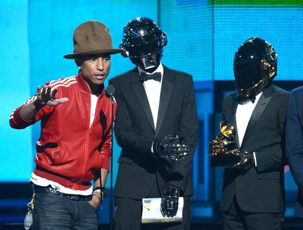 Pharrell Williams i Daft Punk odbierają jedną z wielu nagród za swoją współpracę - fot. K.Djansezian