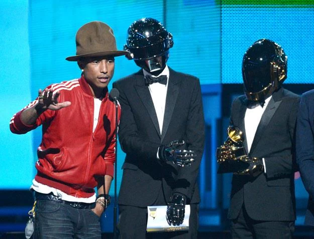 Pharrell Williams i Daft Punk odbierają jedną z wielu nagród za swoją współpracę - fot. K.Djansezian Pharrell Williams i Daft Punk odbierają jedną z wielu nagród za swoją współpracę - fot. K.Djansezian
