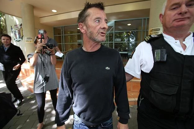 Phil Rudd w asyście policjanta opuszcza budynek sądu - fot. Joel Ford Phil Rudd w asyście policjanta opuszcza budynek sądu - fot. Joel Ford