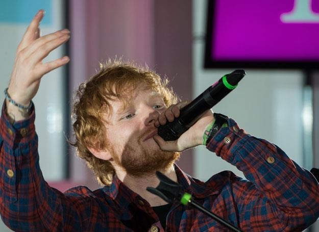 Ed Sheeran na scenie - fot. Joerg Koch