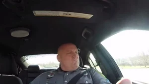 Fragment klipu ze śpiewającym policjantem