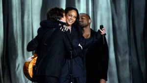 Rihanna w objęciach Paula McCartneya i Rihanny (fot. Kevork Djansezian)