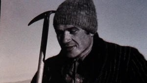 Andrzej Mróz z przemycanymi książkami wydawnictwa paryskiej "Kultury" (reprodukcja zdjęcia) 