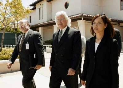 Thomas Mesereau (w środku), główny obrońca Jacksona