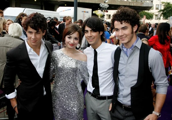 Demi Lovato i Jonas Brothers - fot. Dave M. Benett