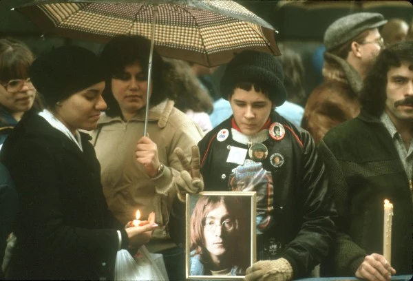 Fani opłakują zmarłego idola - fot. Waring Abbott / Michael Ochs Archives