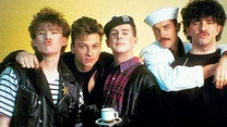 Frankie Goes To Hollywood zadebiutowali dence-popowym, "obscenicznym" wg BBC singlem "Relax". Pomimo cenzury piosenka trafiła na szczyt brytyjskiej listy przebojów. Dziś zna ją prawie każdy.