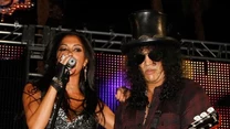 Wirtuoz gitary Slash zadebiutuje w kwietniu jako solowy artysta z płytą "Slash & Friends". Na zdjęciu z Nicole Scherzinger, która gościnnie u Slasha zaśpiewała - fot. Ethan Miller