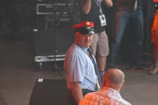 Roman Polański, zawiadowca ze stacji w Żarach, ogłosił oficjalne otwarcie XVI Przystanku Woodstock