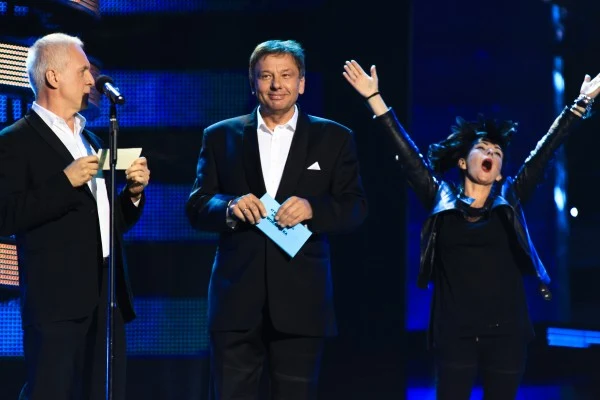 Waldemar Malicki i Zenon Laskowik przyznają Superjedynkę Kasi Kowalskiej