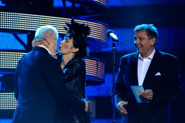 Waldemar Malicki i Zenon Laskowik przyznają Superjedynkę Kasi Kowalskiej