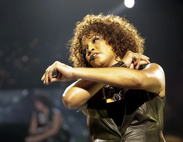 Co jakiś czas Whitney Houston ogłasza swój wielki powrót, jednak wokalistka - wskutek problemów z narkotykami i burzliwym życiem osobistym - jest cieniem dawnej siebie