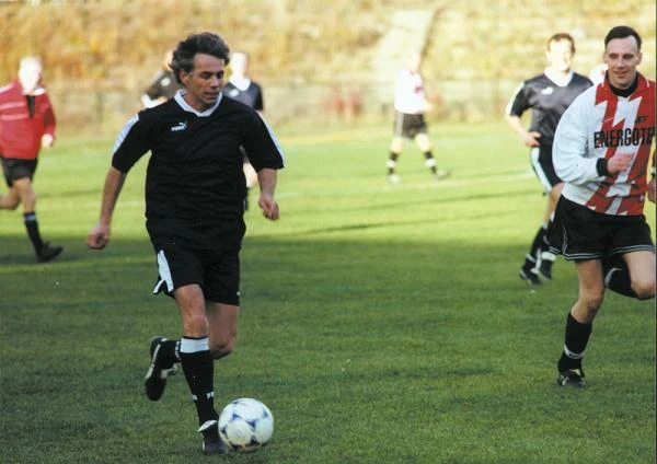 Robert Janowski jest zapalonym sportowcem - w barwach Reprezentacji Artystów Polskich (1999 r.)