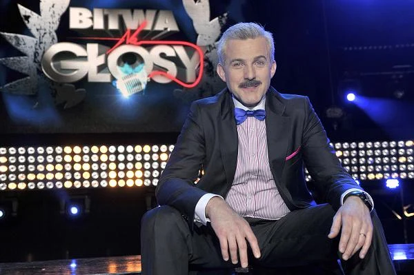 Prowadzący "Bitwę na głosy" Hubert Urbański z wąsami