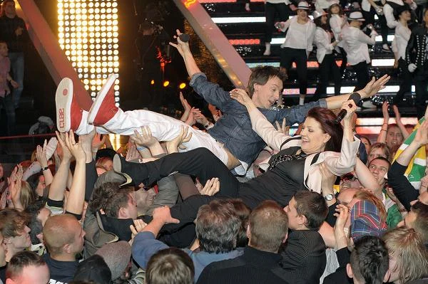 Maciej Miecznikowski i Urszula płyną na rękach fanów