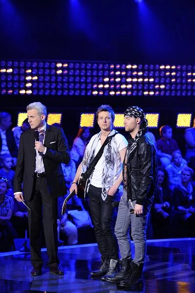 Hubert Urbański, Piotr Kupicha i jego solista wysłuchują uwag ekspertów - fot. Jarosław Antoniak