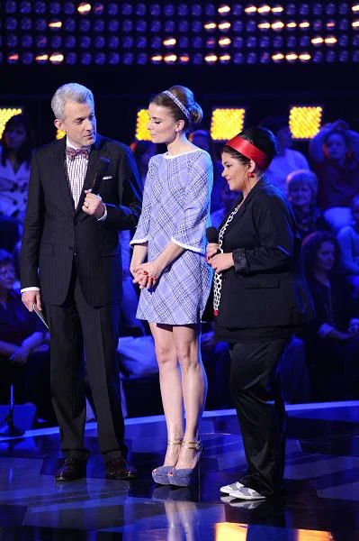 Hubert Urbański, Halina Mlynkowa i jej solistka wysłuchują uwag ekspertów - fot. Jarosław Antoniak