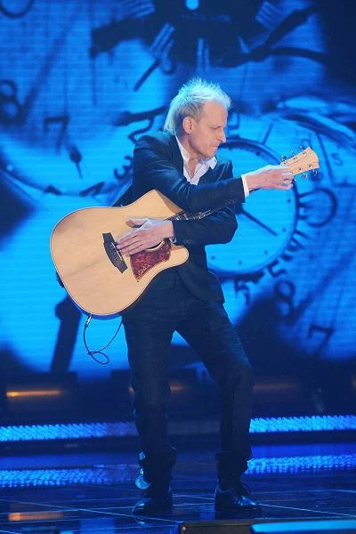 Piotr Restecki - wirtuoz gitary, który czaruje na scenie dowcipem i zaskakuje nietuzinkowym wykonaniem znanych muzycznych tematów, z łatwością zdobył serca widzów.