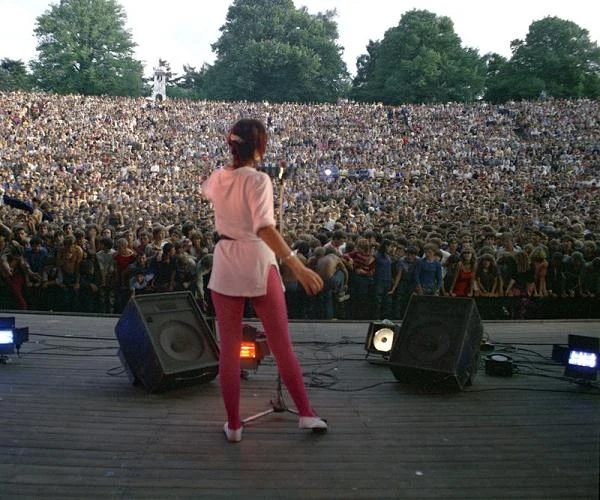 Grupa Maanam zdobyła ogólnopolską popularnosć w 1980 roku, wykonując na festiwalu w Opolu utwór "Boskie Buenos"