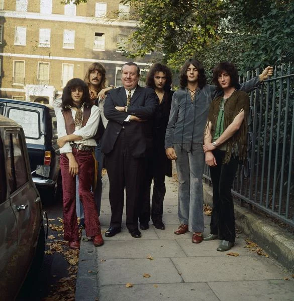 Jon Lord (drugi z lewej) w 1969 roku z Deep Purple. Trzeci od lewej to Malcolm Arnold, który dyrygował Royal Philharmonic Orchestra na płycie "Concerto for Group and Orchestra" - fot. Hulton Archive