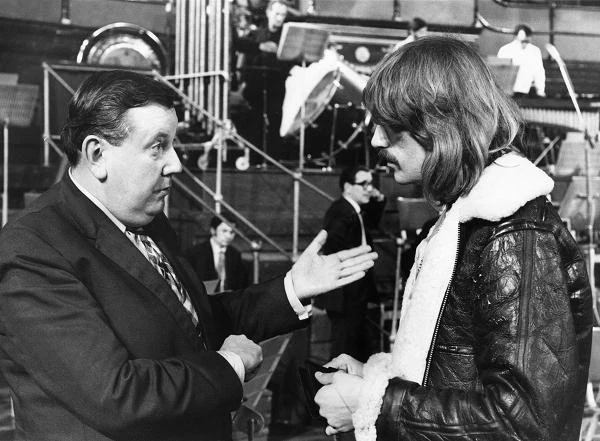Dyrygent Malcolm Arnold i Jon Lord rozmawiają podczas prób przed koncertem z orkiestrą (1969 r.) - fot. Hulton Archive